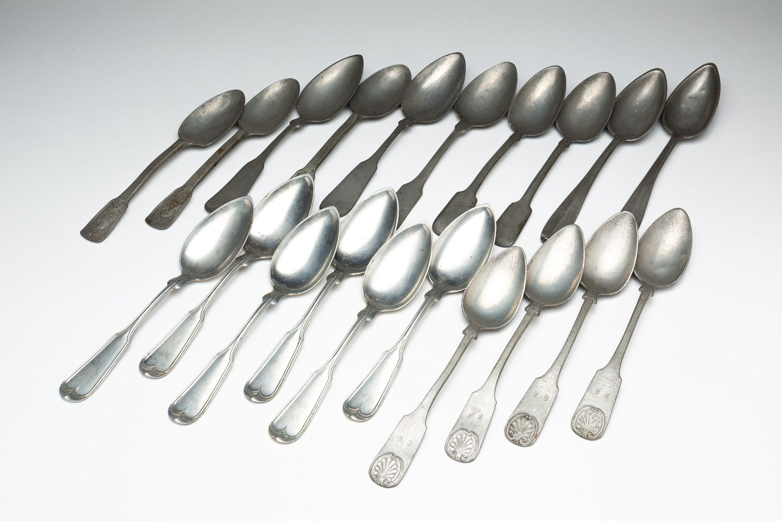 A COLLECTION OF PEWTER SPOONS. (1 of 5)