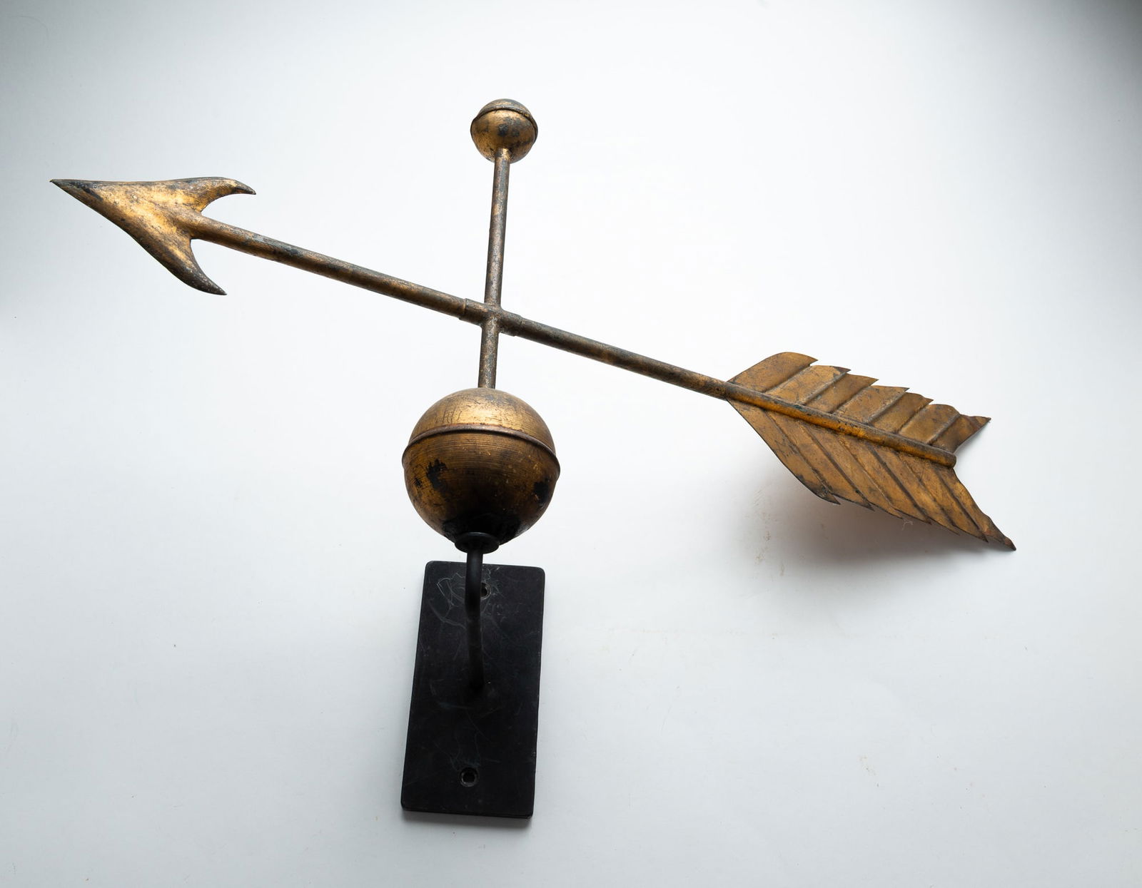 WALL MOUNTED ARROW WEATHERVANE. (1 of 4)