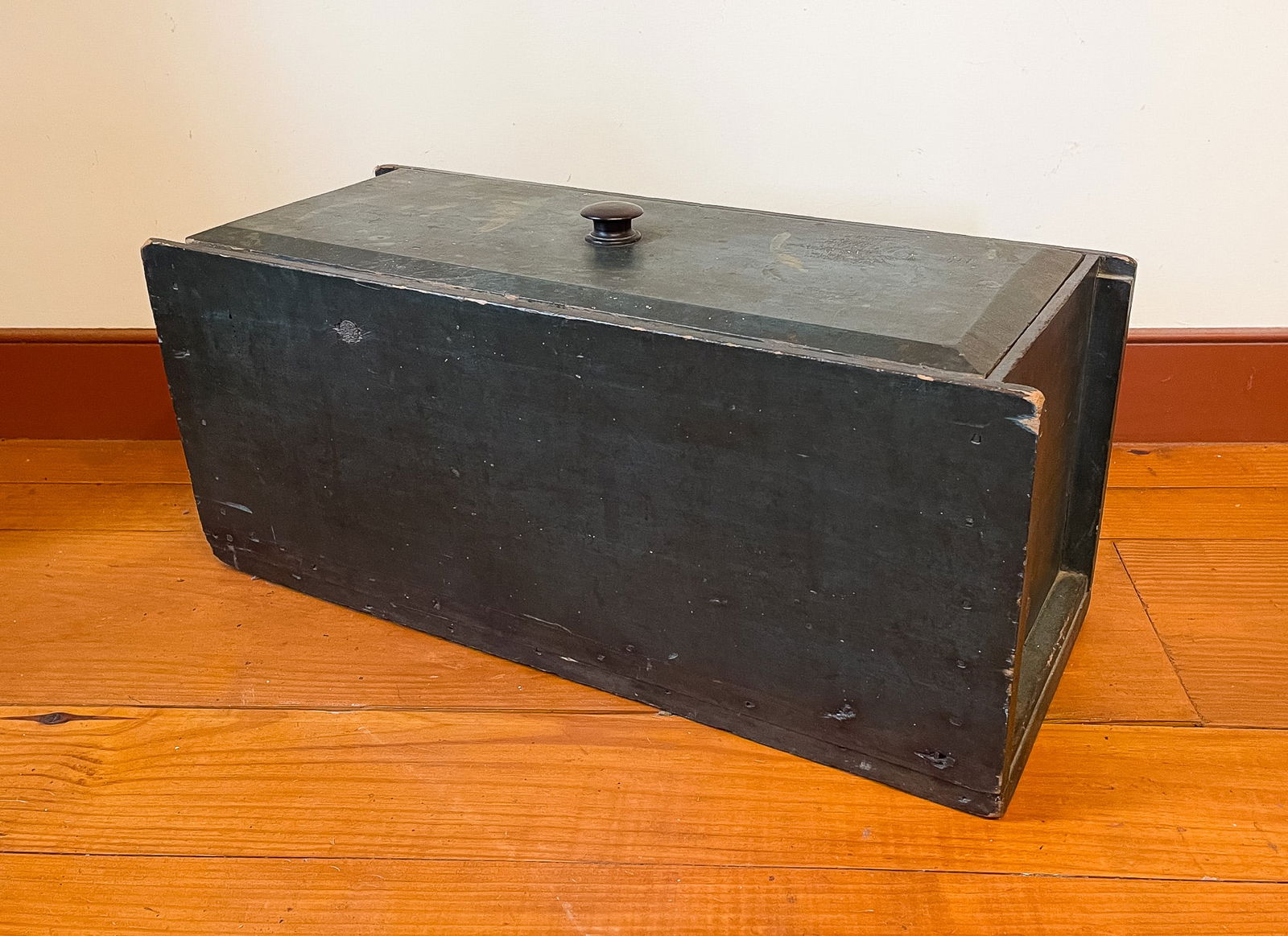 LARGE PAINTED SLIDE LID BOX. (1 of 5)