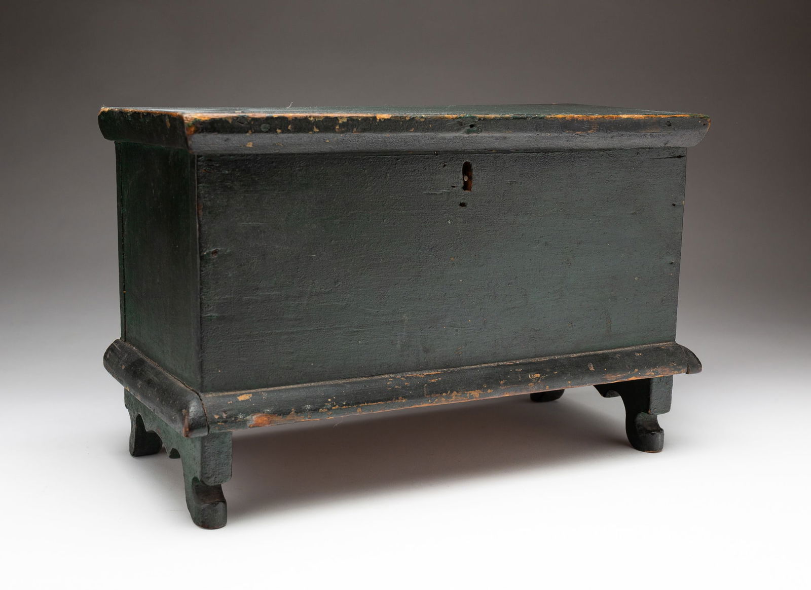 PAINTED DOLL SIZE BLANKET CHEST. (1 of 6)