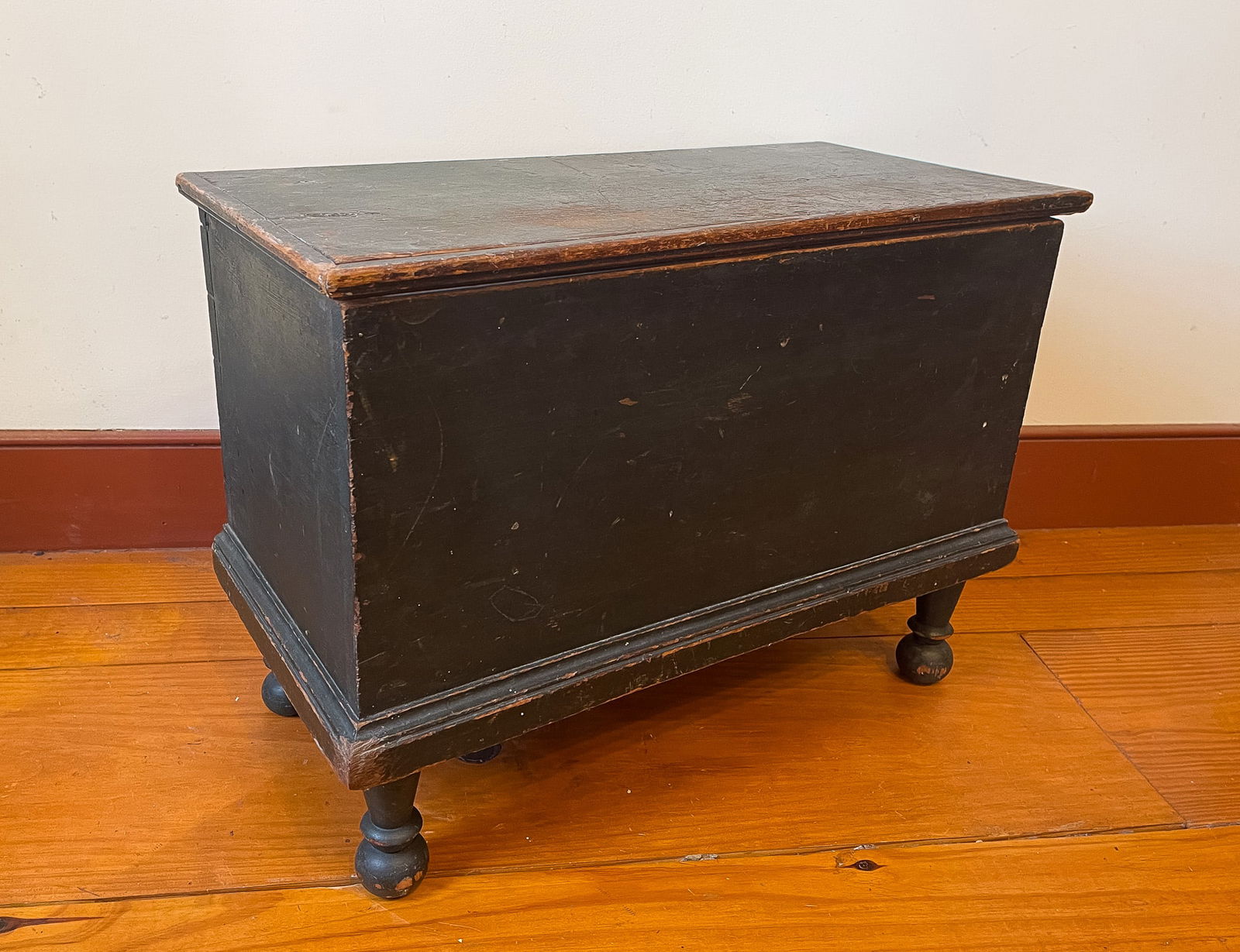 SHERATON CHILD'S SIZE PAINTED BLANKET CHEST. (1 of 7)