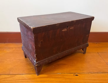 CHILD'S SIZE GRAIN PAINTED BLANKET CHEST.