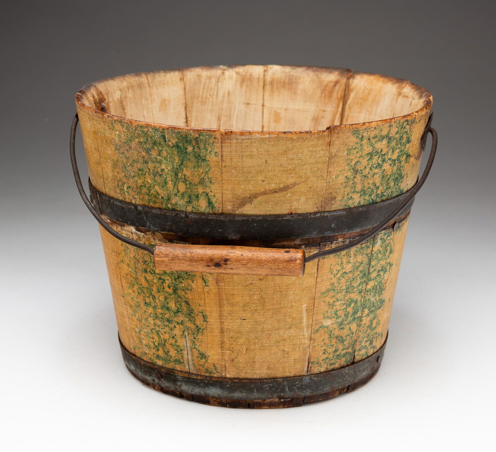 PAINT DECORATED BERRY BUCKET. (1 of 4)