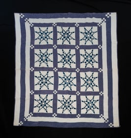 PIECED SNOWFLAKE PATTERN QUILT.
