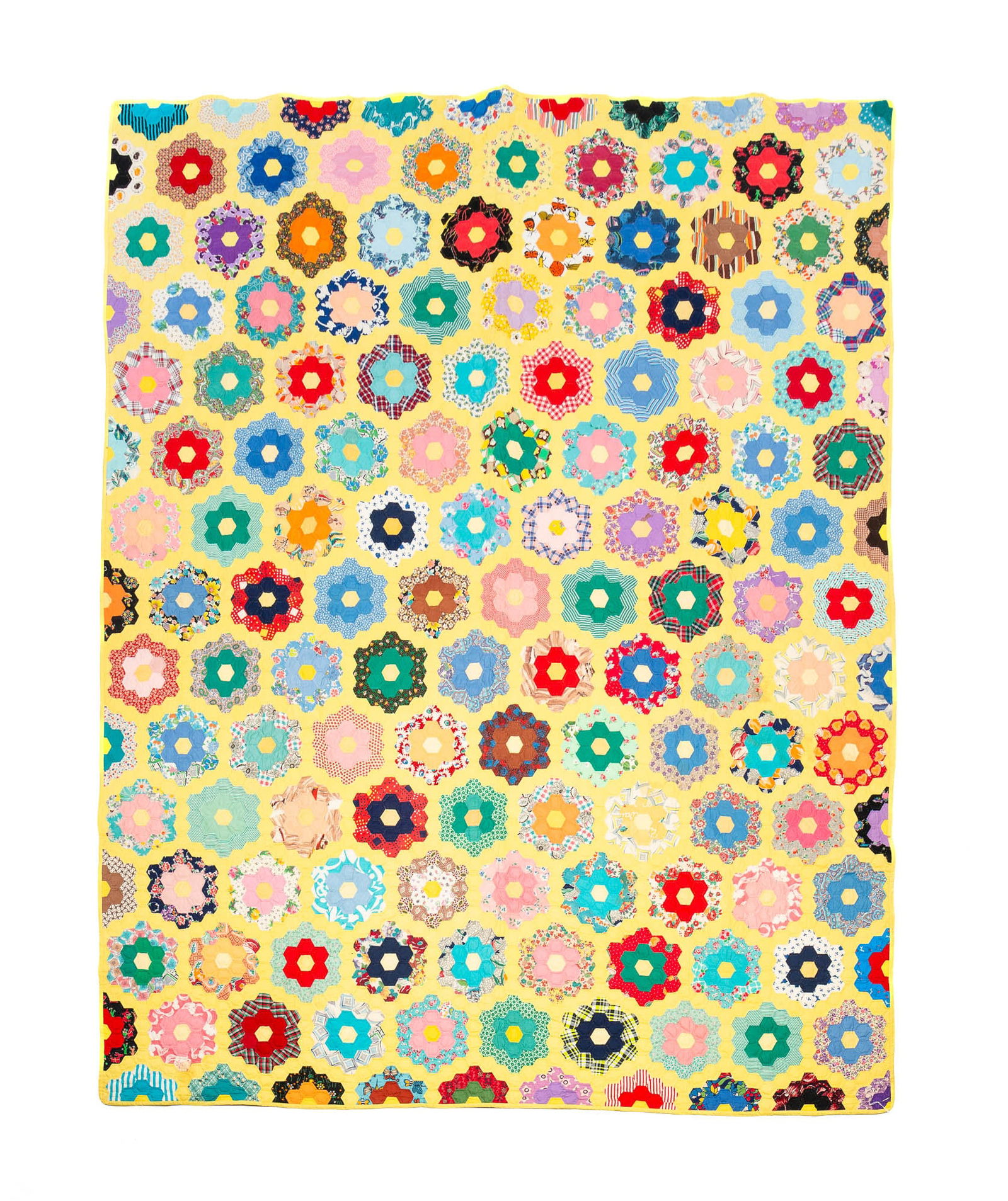 PIECED HONEYCOMB PATTERN QUILT. (1 of 6)