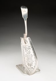 GEORGE III ENGLISH SILVER FISH SLICE BY PAUL STORR (1770-1844).