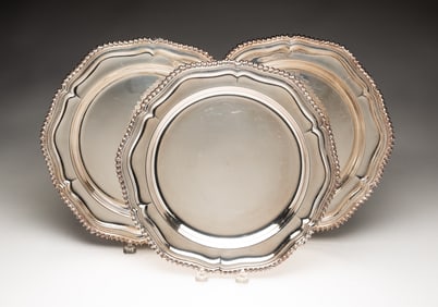 SET OF THREE GEORGIAN-STYLE ENGLISH SILVER PLATED CHARGERS.