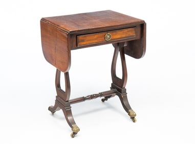 DIMINUTIVE GEORGIAN DROP LEAF STAND.