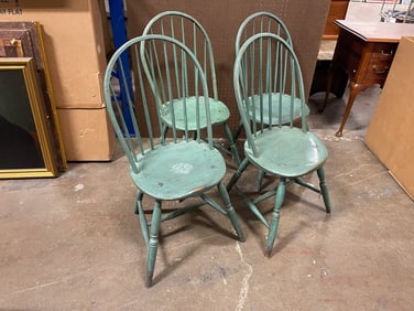 SET OF FOUR BOWBACK WINDSOR CHAIRS.