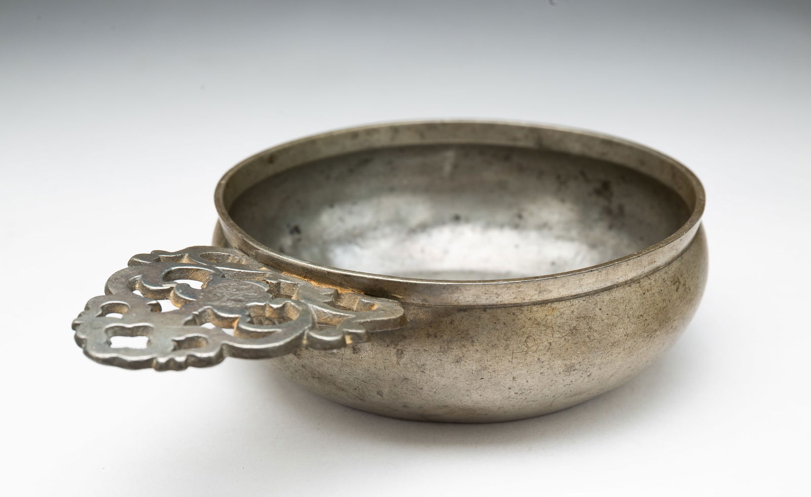 FLOWER HANDLED PEWTER PORRINGER BY SAMUEL HAMLIN (1746-1801). (1 of 4)
