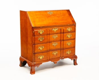 CHIPPENDALE BLOCK-FRONT DESK ATTRIBUTED TO CABINETMAKER JONATHAN HARRIGTON.