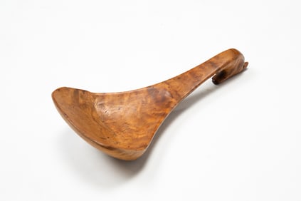 NATIVE AMERICAN TIGER MAPLE CARVED HORSEHEAD EFFIGY SCOOP.