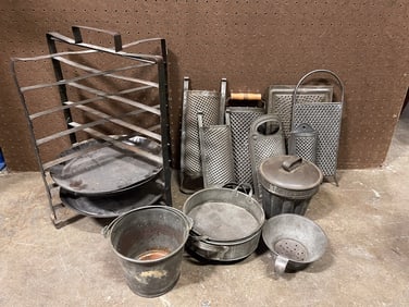 A COLLECTION OF TIN KITCHEN ITEMS.