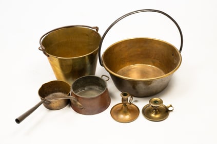GROUP OF HOUSEHOLD METALWARE.
