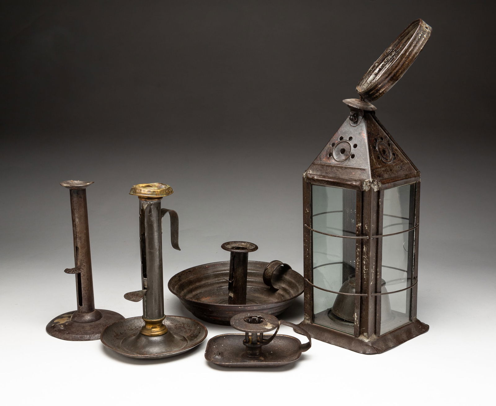 FIVE AMERICAN TIN LIGHTING ARTICLES, INCL. GLASS-PANELED LANTERN. (1 of 4)