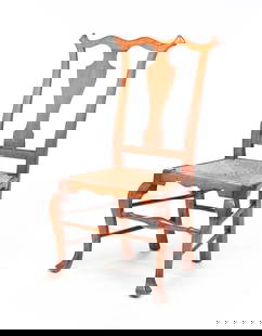 AMERICAN QUEEN ANNE MAPLE SIDE CHAIR.: American, Mid-late 18th Century. Maple. Lobed shaped crest, vase shaped back splat, shaped seat rail apron, turned rungs and cabriole legs with trifid feet. 17.25" seat ht. 40"h.