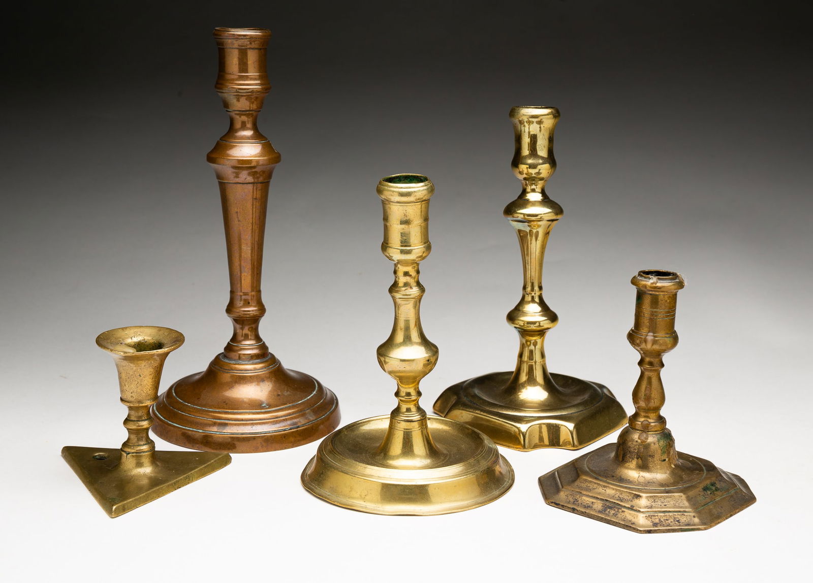 FIVE EUROPEAN BRASS CANDLESTICKS. (1 of 7)