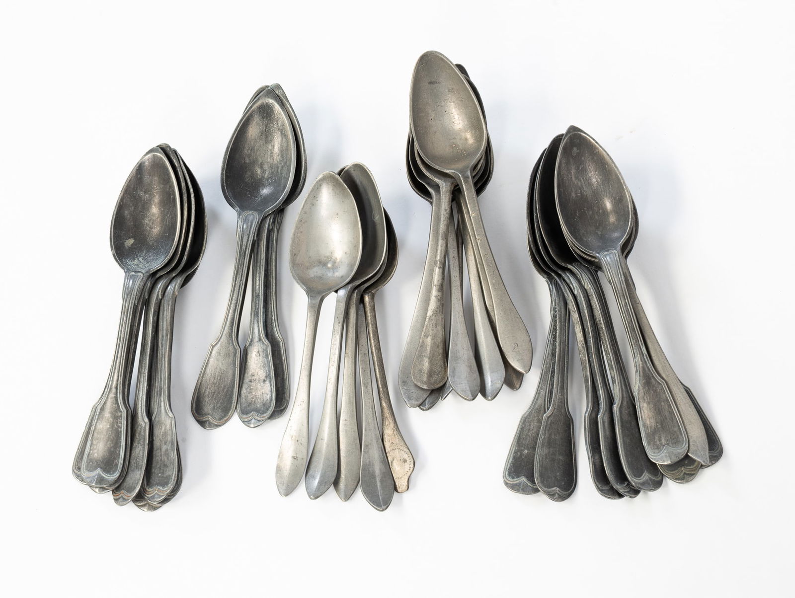 COLLECTION OF AMERICAN AND EUROPEAN PEWTER SPOONS. (1 of 4)