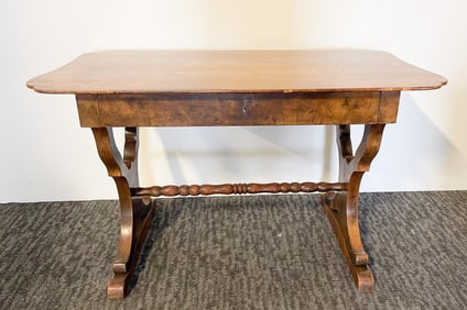 AUSTRIAN BIEDERMEIER WALNUT WRITING TABLE.