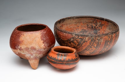THREE DECORATED EARTHENWARE BOWLS.