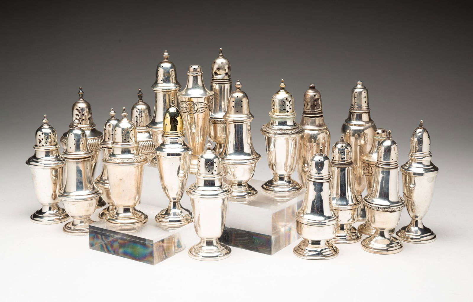 GROUP OF 20 STERLING SILVER SALT AND PEPPER SHAKERS. (1 of 4)