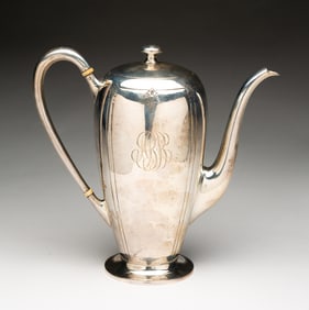 JENNINGS SILVER CO. (NEWARK AND IRVINGTON, NEW JERSEY) ART DECO STERLING SILVER COFFEE POT.