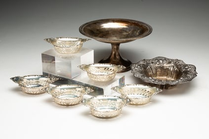 GROUP OF STERLING SILVER TABLE ITEMS.