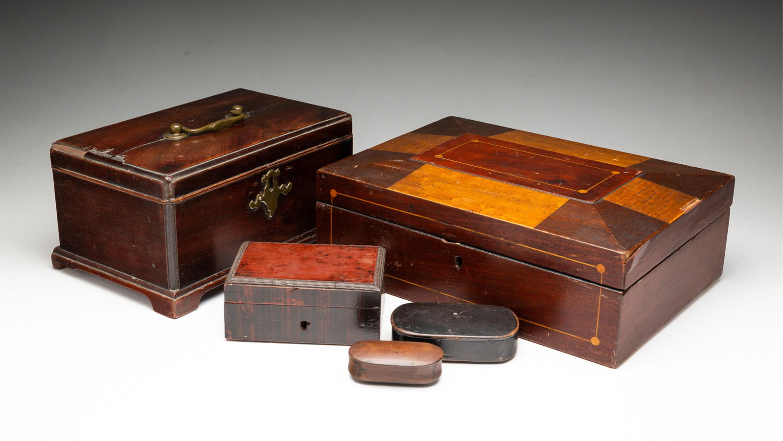 FIVE AMERICAN AND ENGLISH BOXES, INCL. TWO SNUFF BOXES. (1 of 8)