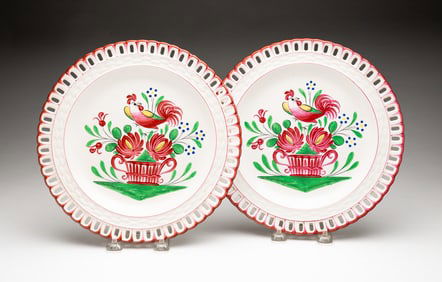 PAIR OF SAINT-CLEMENT FRANCE ROOSTER-DECORATED AND RETICULATED FAIENCE PLATES.