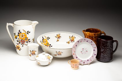 GROUP OF EARTHENWARE AND STONEWARE ITEMS.
