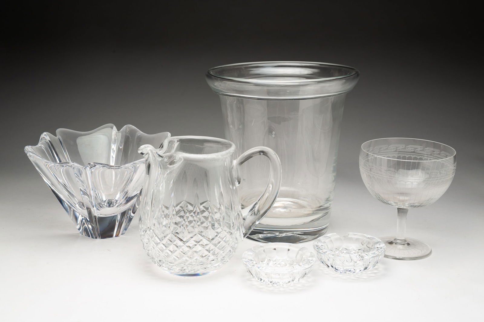 SIX GLASS AND CRYSTAL TABLEWARE ARTICLES, INCL. SIMON PIERCE AND ORREFORS. (1 of 6)