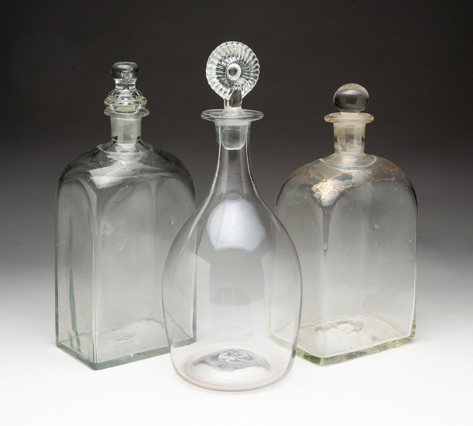 THREE BLOWN GLASS BOTTLES WITH STOPPERS, INCL. GILT-DECORATED EXAMPLE. (1 of 5)