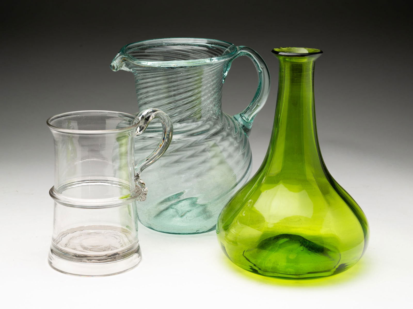 THREE BLOWN GLASS VESSELS, INCL. SWIRLED PITCHER. (1 of 4)