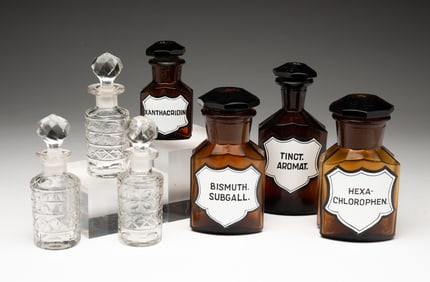 ASSEMBLED GROUP OF GLASS APOTEHECARY AND COLOGNE BOTTLES.