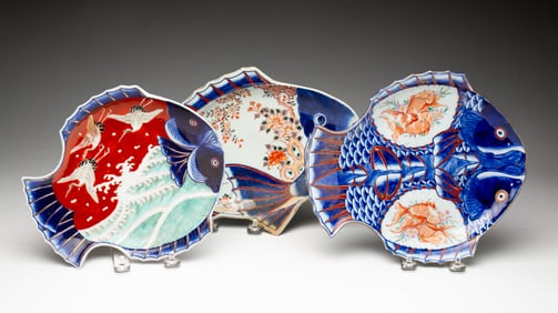 THREE JAPANESE IMARI PORCELAIN FISH-FORM PLATES.