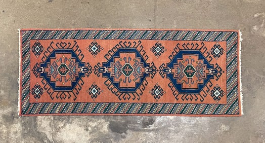 ORIENTAL WOOL RUNNER.