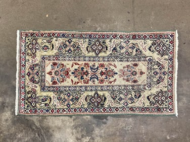 ORIENTAL WOOL AREA RUG.