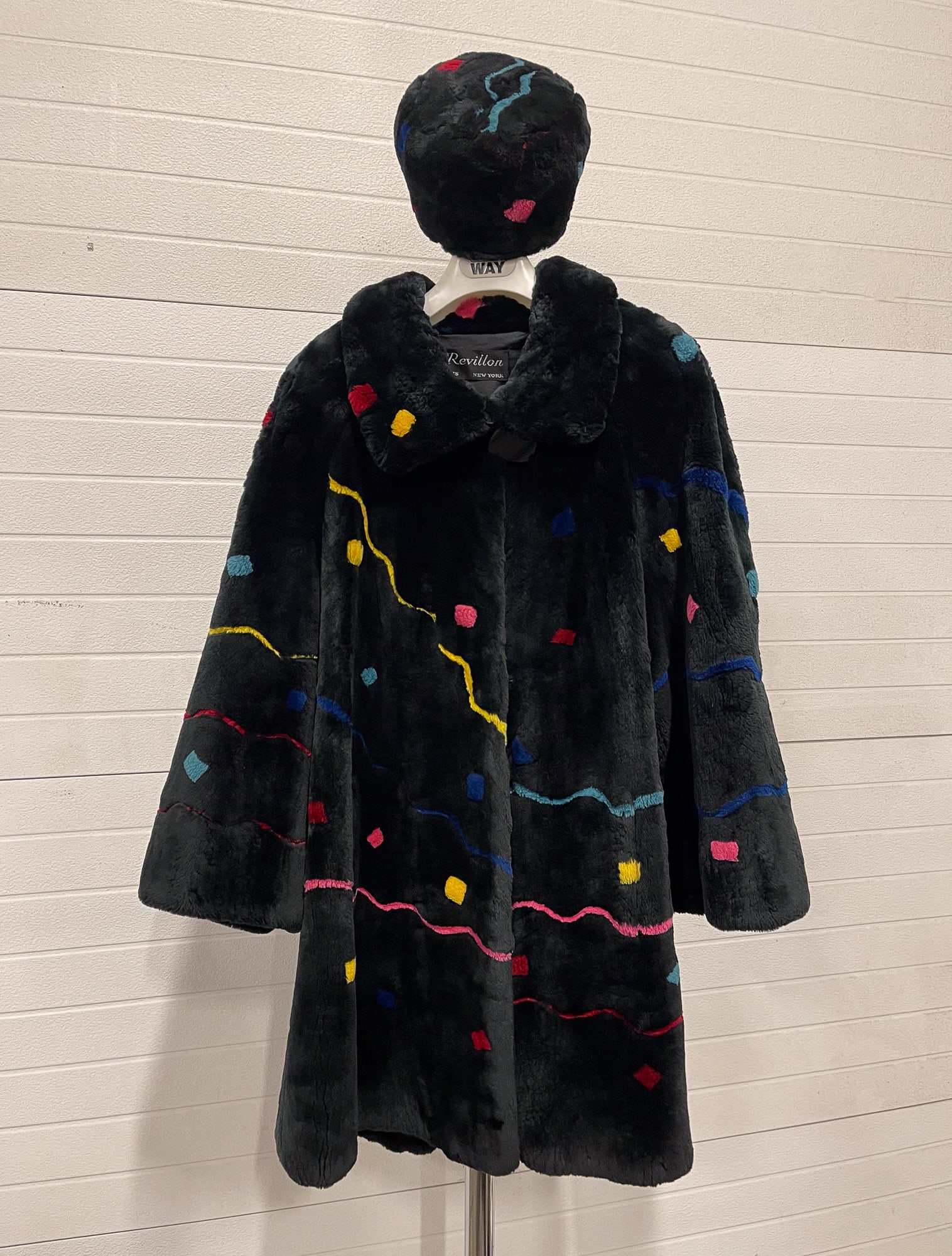 ZUKI CANADIAN SHEARED BEAVER COAT WITH MATCHING HAT. (1 of 10)