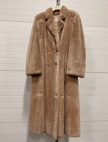 FULL LENGTH FUR COAT.