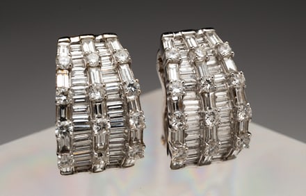 18 KARAT WHITE GOLD AND DIAMOND HALF HOOP EARRINGS.