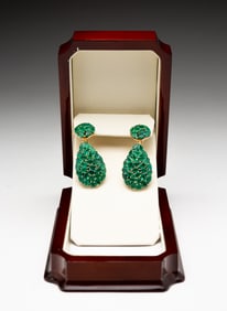 18 KARAT YELLOW GOLD AND EMERALD EARRINGS.