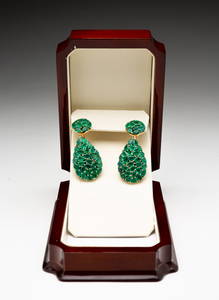 18 KARAT YELLOW GOLD AND EMERALD EARRINGS.