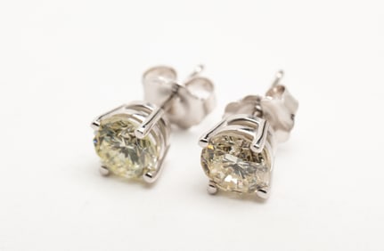 14K WHITE GOLD DIAMOND STUD EARRINGS.