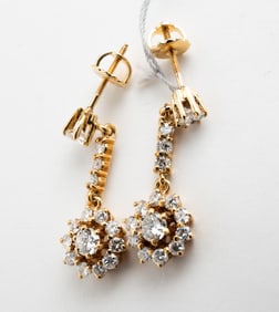 14 KARAT DIAMOND DROP EARRINGS.