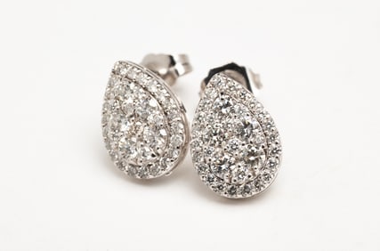 WHITE GOLD AND DIAMOND EARRINGS.