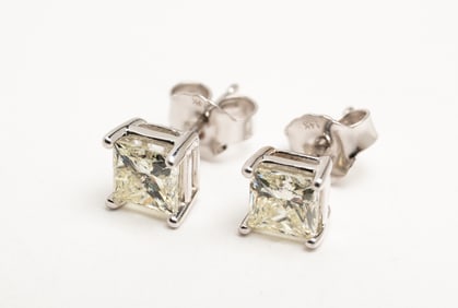 1.04 CARAT DIAMOND STUD EARRINGS.