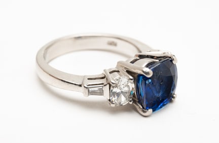 PLATINUM, SAPPHIRE AND DIAMOND RING.