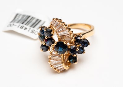 14 KARAT SAPPHIRE AND DIAMOND CLUSTER RING.