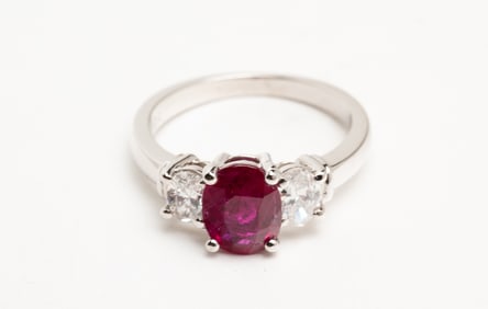 THREE STONE RUBY AND DIAMOND RING.