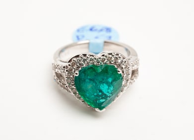 WHITE GOLD EMERALD AND DIAMOND RING.